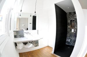 a bathroom with a sink and a mirror at L'Hôtel Particulier Beziers in Béziers +64 photos