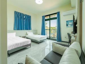 a hotel room with two beds and a couch at Maimai B&B, Ganluyuan in Tung-chou