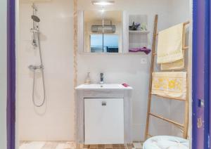 a bathroom with a sink and a shower at Espace Ki-Zen in Pélissanne