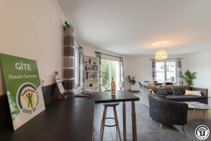 un salon avec une table et un canapé dans l'établissement Les Villas de Castel - Villa Les lauriers, à Castelmaurou