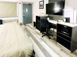 Televiisor ja/või meelelahutuskeskus majutusasutuses Quality Inn Raynham - Taunton