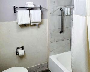 Vannituba majutusasutuses Quality Inn Raynham - Taunton
