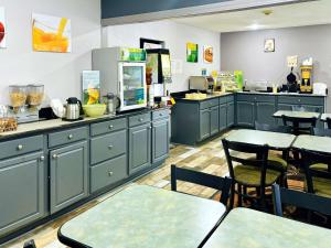 Köök või kööginurk majutusasutuses Quality Inn Raynham - Taunton
