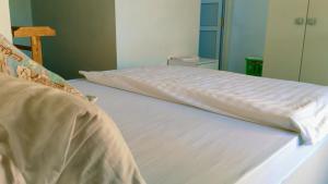 韦利杜岛Kadufenna Stay的卧室里一张床铺的壁橱