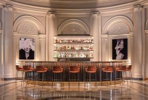 - un bar avec tabourets dans une pièce ornée de peintures dans l'établissement Anantara Palazzo Naiadi Rome Hotel - A Leading Hotel of the World, à Rome 104 autres photos