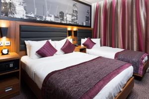 Кровать или кровати в номере London Court Hotel