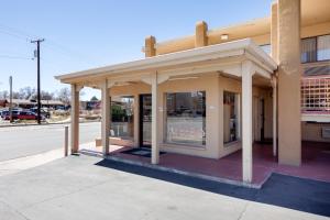 un edificio con porche al lado de una calle en Motel 6-Santa Fe, NM - Downtown en Santa Fe