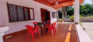 Un comedor con sillas rojas y una mesa en 老挝智尊酒店Laos Supre Hotel, en Luang Prabang
