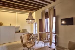 una cucina e una sala da pranzo con tavolo e sedie di Can Savella - Turismo de Interior a Palma de Mallorca