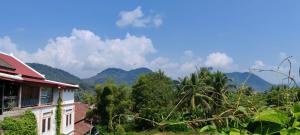 Casa con vistas a las montañas de fondo en 老挝智尊酒店Laos Supre Hotel, en Luang Prabang