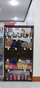 un estante lleno de platos y cestas en una tienda en 老挝智尊酒店Laos Supre Hotel, en Luang Prabang