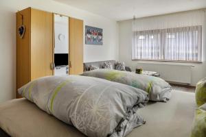 twee kussens op een bed in een kamer bij Haus Sommerberg in Titisee-Neustadt