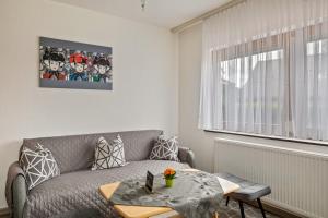 een woonkamer met een bank en een tafel bij Haus Sommerberg in Titisee-Neustadt