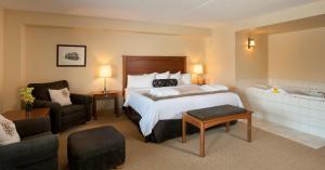 Ein Bett oder Betten in einem Zimmer der Unterkunft Temple Gardens Hotel & Spa