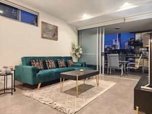 Χώρος καθιστικού στο Luxury 2 Bedroom Apt near South Bank with Free Car Park, Pool, City Views and Sofa Bed