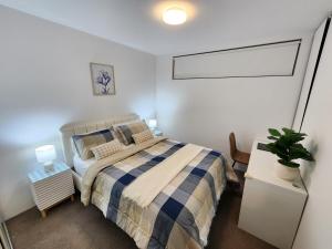 Ένα ή περισσότερα κρεβάτια σε δωμάτιο στο Luxury 2 Bedroom Apt near South Bank with Free Car Park, Pool, City Views and Sofa Bed +15 φωτογραφίες