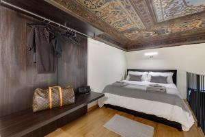 Un pat sau paturi într-o cameră la 2016 Apartments