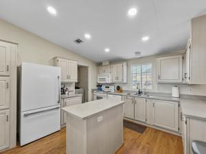 Een keuken of kitchenette bij Old Whitmer Place Apache Junction