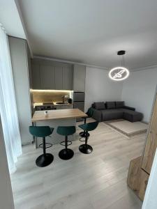 比斯特里察One Studio的配有桌椅的厨房和客厅