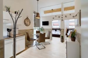 cocina y sala de estar con mesa y sillas en Flatprovider - Manuela Apartment Vienna, en Viena
