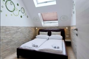 ウィーンにあるFlatprovider - Manuela Apartment Viennaのベッドルーム1室(ベッド1台、動物2匹の詰め物付)