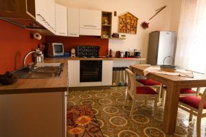 una cocina con una mesa y una encimera en Casa Francesco, en Quartu SantʼElena