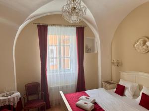 um quarto com uma cama com duas toalhas em (Ne)vinná kavárna em Mikulov