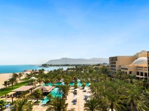 una vista aerea del resort e della spiaggia di Rixos Al Mairid Ras Al Khaimah - Ultra All Inclusive a Ras al Khaimah