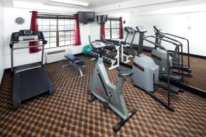 un gimnasio con cintas de correr y máquinas en una habitación en Red Lion Inn & Suites Auburn, en Auburn