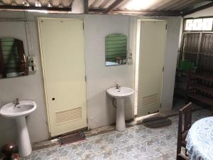 un bagno con due lavandini e due specchi di Baan Bua Guest House a Chiang Rai