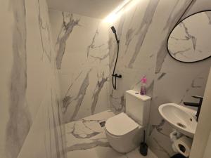 Ένα μπάνιο στο T4 Studio apartment