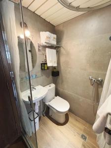 Phòng tắm tại JST Hotel