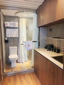 Phòng tắm tại JST Hotel