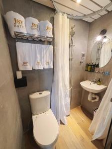 Phòng tắm tại JST Hotel