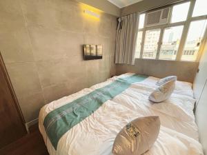 Giường trong phòng chung tại JST Hotel