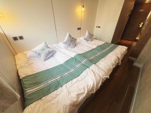 Giường trong phòng chung tại JST Hotel