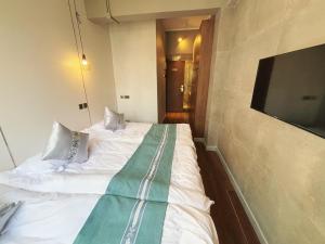 Giường trong phòng chung tại JST Hotel