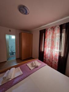 Posteľ alebo postele v izbe v ubytovaní Apartmani Eva