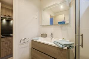 a bathroom with a sink and a mirror at Studio Etoile De Mer - Vue mer in Villeneuve-Loubet