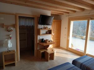 TV a/nebo společenská místnost v ubytování Locazione turista Cocodè