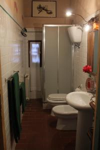 A bathroom at Agriturismo & Winery Il Bacio
