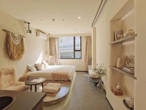 Кът за сядане в Yish Cinema Serviced Apartment B&B