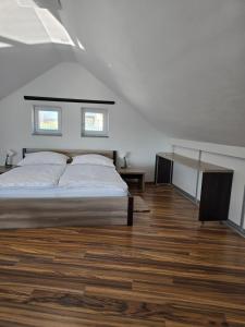 Postel nebo postele na pokoji v ubytování Apartment im Salzburger Seenland