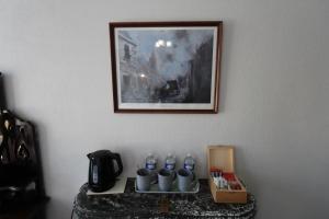 Příslušenství pro přípravu čaje a kávy v ubytování Le Clos Castel