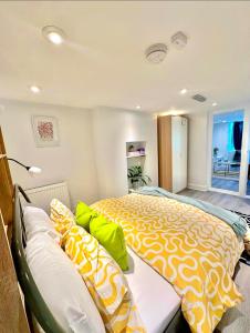 a bedroom with a bed with yellow and white sheets at House Andiamo Portsmouth, Centrally located, Sleeps 3 in Portsmouth