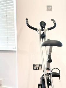 a bike parked in a room with a wall at House Andiamo Portsmouth, Centrally located, Sleeps 3 in Portsmouth