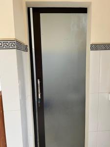 アメッドにあるOle Homestayのガラスドア付きのバスルームのドア