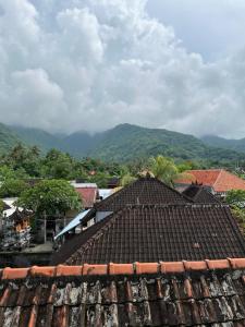アメッドにあるOle Homestayの山々を背景にした家屋の屋根