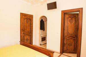 a bedroom with a bed and a wooden door at Il Casale Della Regina in Arpino