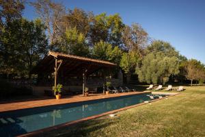 Πισίνα στο ή κοντά στο 18th Century Chateau with Stunning Pool & Gardens
